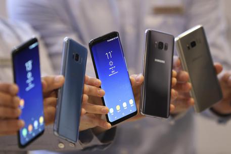 Vendite smartphone per la prima volta in calo © AP