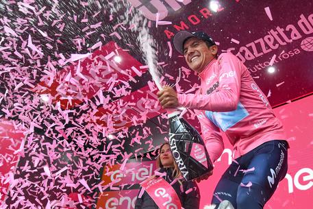 Carapaz difende la maglia rosa © ANSA