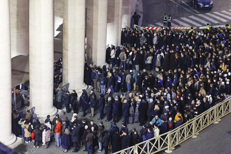 Folla in piazza San Pietro © ANSA