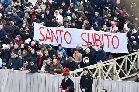 Ratzinger: fedeli in piazza S. Pietro, 'Santo subito' © ANSA