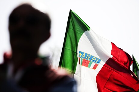 Una bandiera dell'Anpi durante una festa della Liberazione