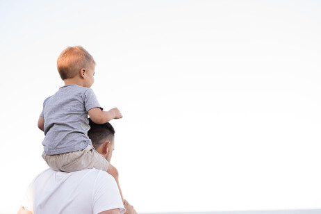 Papà italiani i più vecchi in Ue,il primo figlio quasi a 36 anni