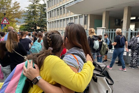 Due studentesse si riabbracciano il primo giorno di scuola