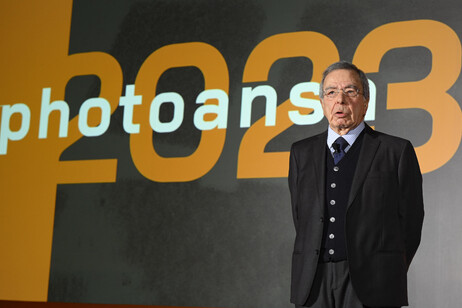 Giulio Anselmi presidente dell'ANSA durante la presentazione del libro Photoansa 2023
