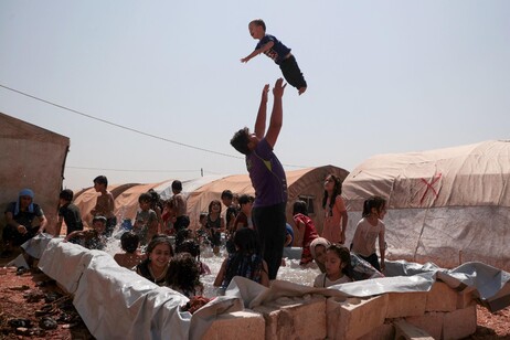 Una piscina in un campo per sfollati in Siria, in una zona controllata dai ribelli, 14 agosto 2023