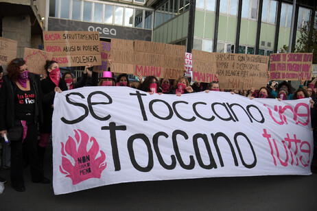 'Basta violenza sulle donne', lo striscione 'Se toccano una, toccano tutte'