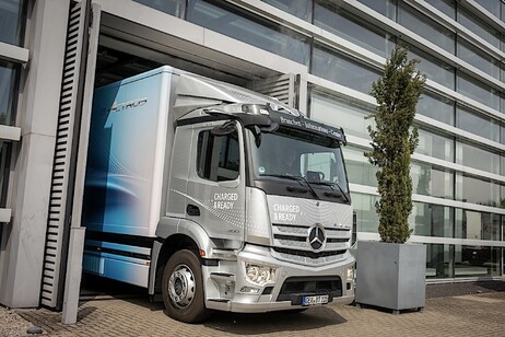 Daimler Truck protagonista a Ecomondo 2024 con eActros 300