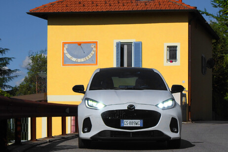 Mazda2 Hybrid, record unendo 1.5 benzina e piccola batteria