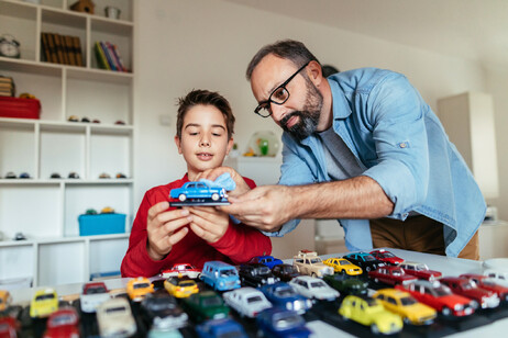 Papà e figlio collezionisti di macchinine foto iStock.