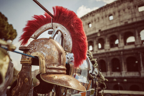 Elmetto romano con lo sfondo del Colosseo foto iStock.