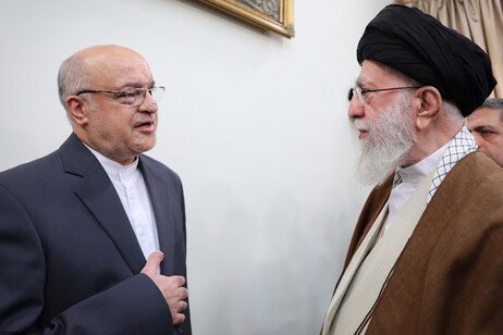 La Guida suprema iraniana Ali Khamenei insieme all'ambasciatore iraniano a Beirut Mojtaba Amani