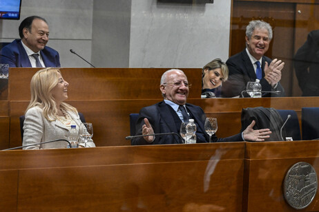 Campania,passa legge che porta De Luca a terza candidatura