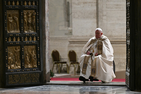 Il Papa apre la Porta Santa, dolore per le guerre