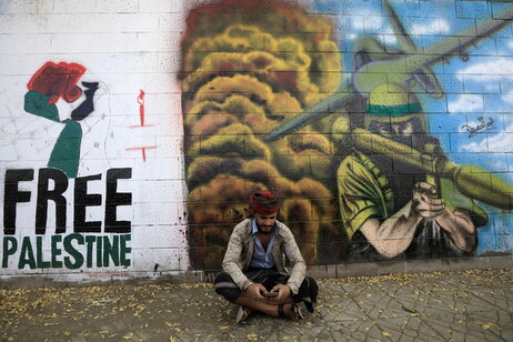 Yemeni artists show solidarity with Palestinian people through graffiti campaign in Sana'a