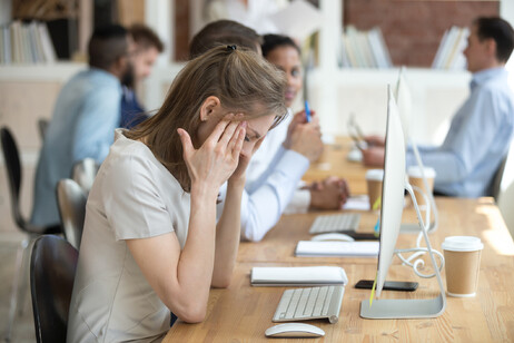 Una impiegata sotto stress in ufficio foto iStock.