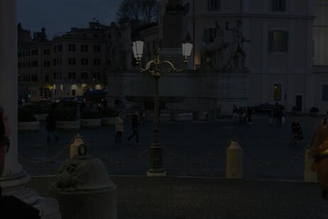 Quirinale, la fontana dei Dioscuri si illumina di blu