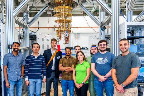 Parte della squadra di Sqms davanti a uno dei computer quantistici (fonte: Sqmq)