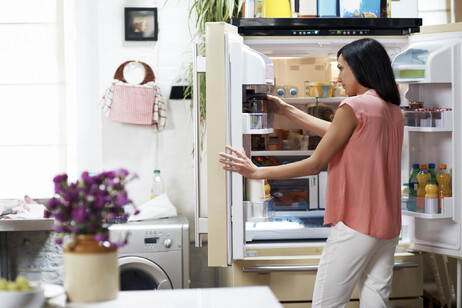 Una donna controlla il frigorifero foto iStock.