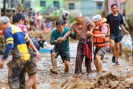 Il tifone Yagi colpisce la Thailandia