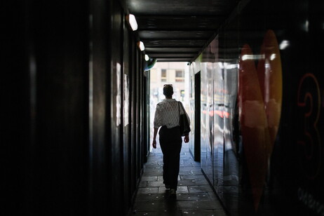 Una donna mentre si reca al lavoro