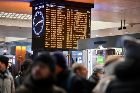 Disagi alla Stazione Termini di Roma per i ritardi dei treni in arrivo e in partenza, 14 gennaio