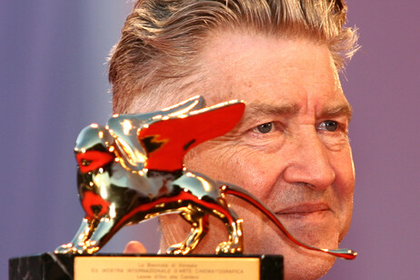 Morto David Lynch, il regista di Twin Peaks e Mulholland Drive