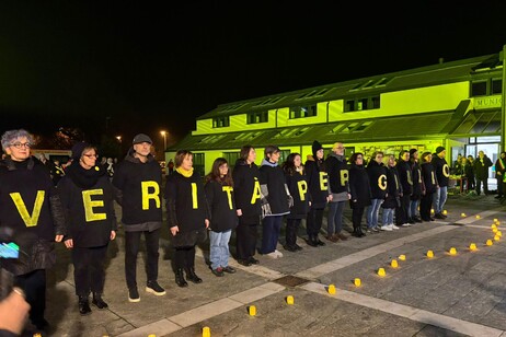 In un flash mob l'onda gialla abbraccia la famiglia Regeni