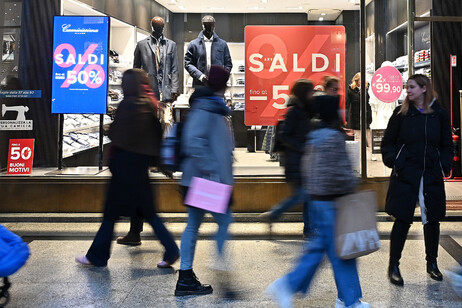 Nel 2023 cresce il reddito delle famiglie,ma meno dei prezzi