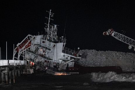 Nave di 100 metri finisce contro pontile Marina di Massa