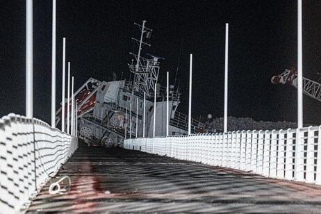 La nave incagliata contro il pontile di Marina di Massa