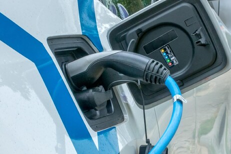 Motus-E: calo del mercato delle auto elettriche nel 2024