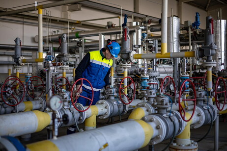 Un tecnico in uno stoccaggio di gas