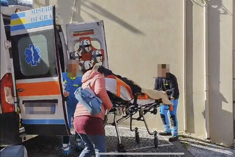 Alle Poste in ambulanza per incassare il reddito d'inclusione