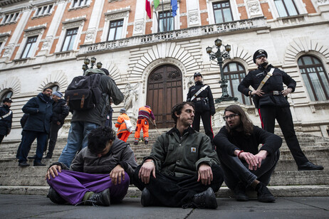 Cibo marcio contro scalinata Parlamento, blitz ambientalisti