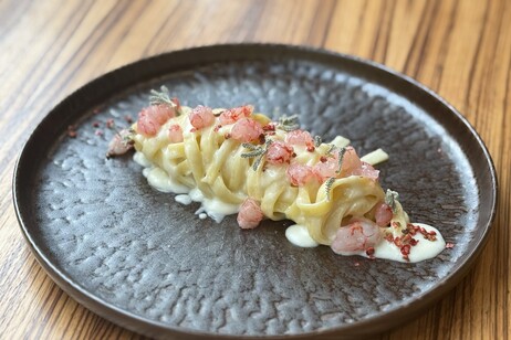 Dallo chef Mulargia (Grand Hotel Palatino di Roma) fettuccelle cacio e pepe rosa con gambero rosso