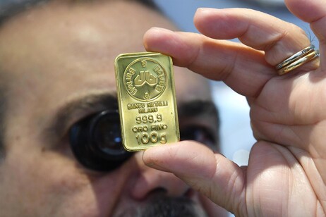 L'oro tocca un nuovo record a 3.055 dollari l'oncia