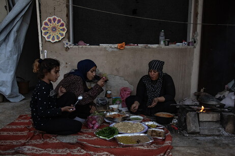 Palestinian family in Gaza shares Iftar amid home rubble