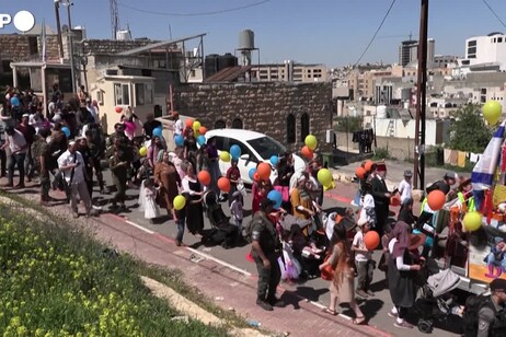 Cisgiordania occupata, i coloni israeliani celebrano il Purim a Hebron