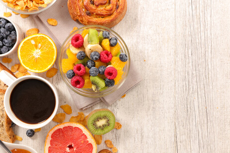 Dalla frutta alla caffeina,gli ingredienti per difendere l'udito.  Attestazione: margouillatphotos - iStock