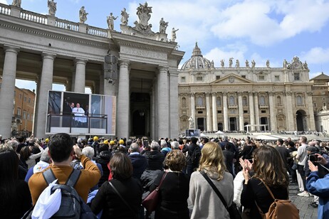 LO schermo a San Pietro mentre il Papa si affaccia dal Gemelli