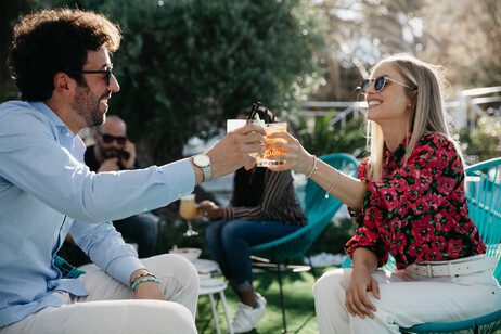 Aperitivo tra due amici foto iStock.