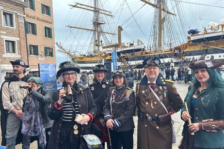 Amerigo Vespucci ‘volante’, l’idea fantasy di un gruppo steampunk