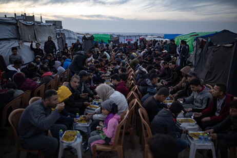 Palestinians in Khan Younis gather to break fast on Ramadan's fourth day