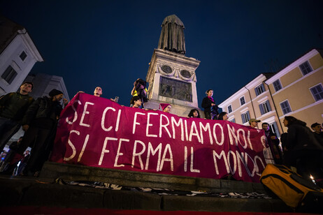 LA PIAZZA FUCSIA, MIGLIAIA CONTRO GUERRA E PATRIARCATO