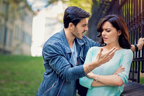 Un uomo mostra aggressività verso una donna foto iStock.