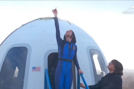 Katy Perry all'uscita dalla navetta, con un fiore (fonte: Blue Origin)