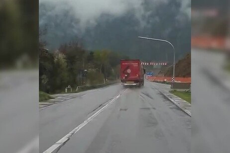 Val Pusteria, tir si schianta contro la segnaletica "anti-camion"