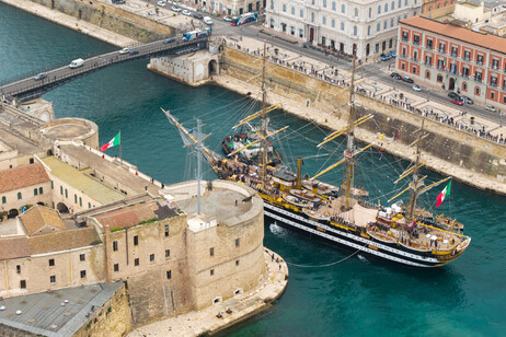 L'Amerigo Vespucci a Taranto, al via 7/a tappa tour Mediterraneo