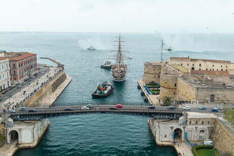 L'Amerigo Vespucci a Taranto, al via 7/a tappa tour Mediterraneo