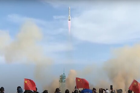 Lanciata la missione cinese Shenzhou 20, a bordo 3 astronauti. (fonte: Space.com)
